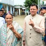सीएम धामी ने मां संग किया मतदान, ग्रामीणों से बढ़चढ़ कर वोटिंग की अपील